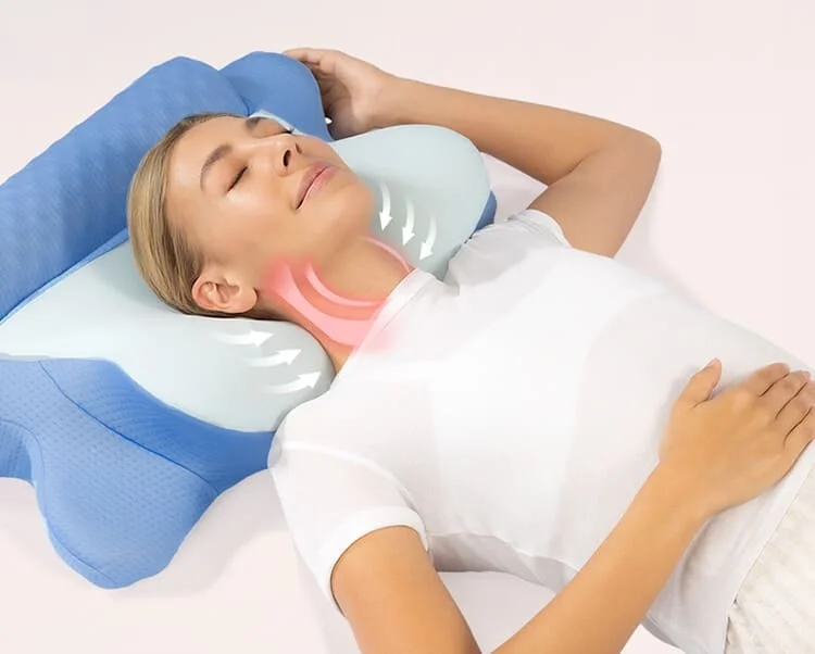 Woman relaxing with the Melara Max pillow supporting neck relief